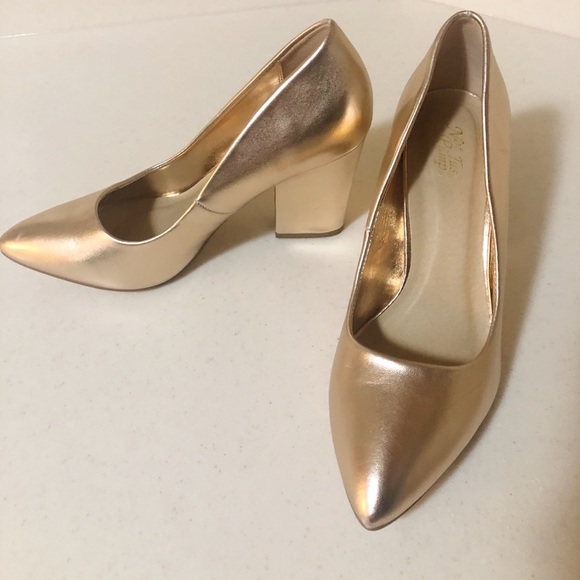 not just a pump Shoes - Rose gold pumps sz 9